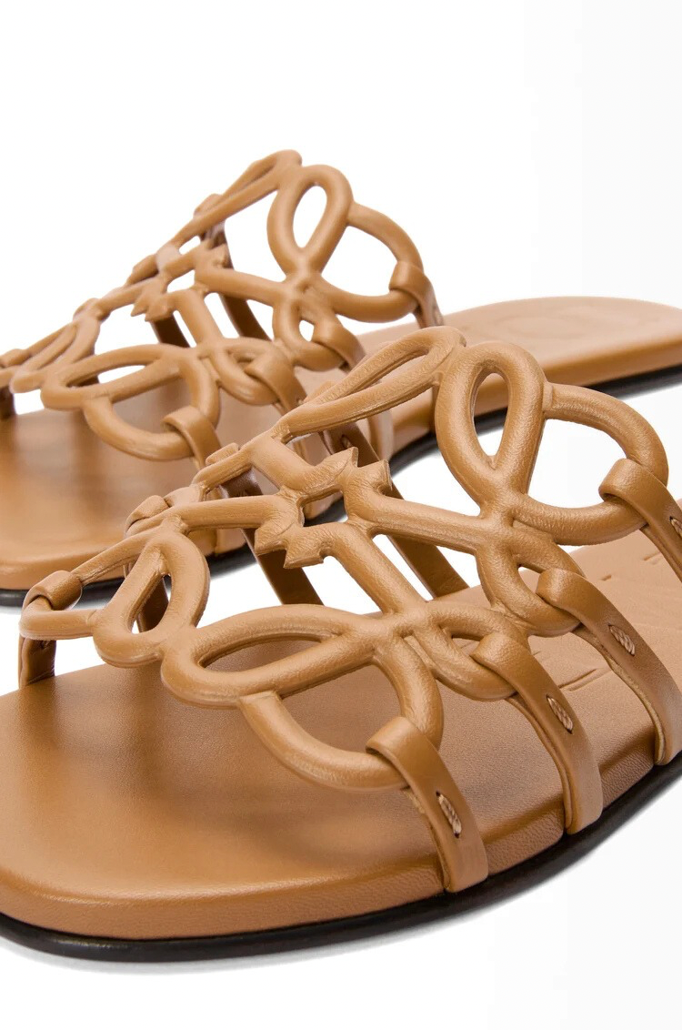 '- LOEWE Petal Anagram slide in soft calfskin Camel